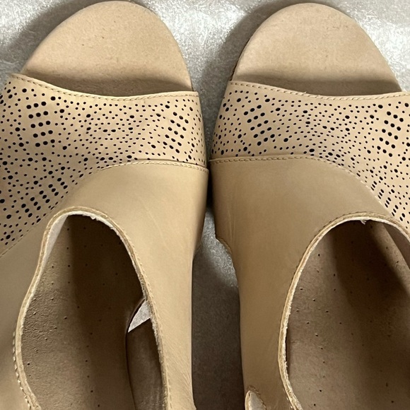 Clarks Collection Womens B Cream Wedges Sandals 10M Ankle Strap Cork Style Heel - Picture 4 of 16